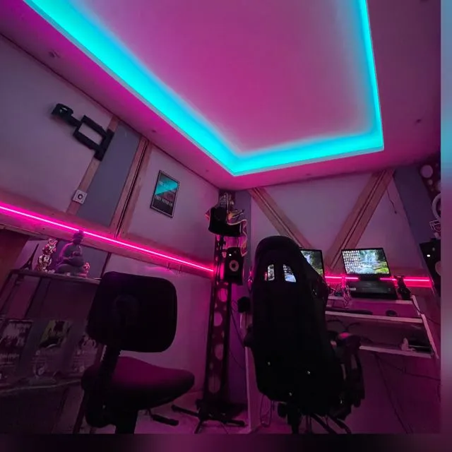 La Bóveda de los Hit con luces de neón
